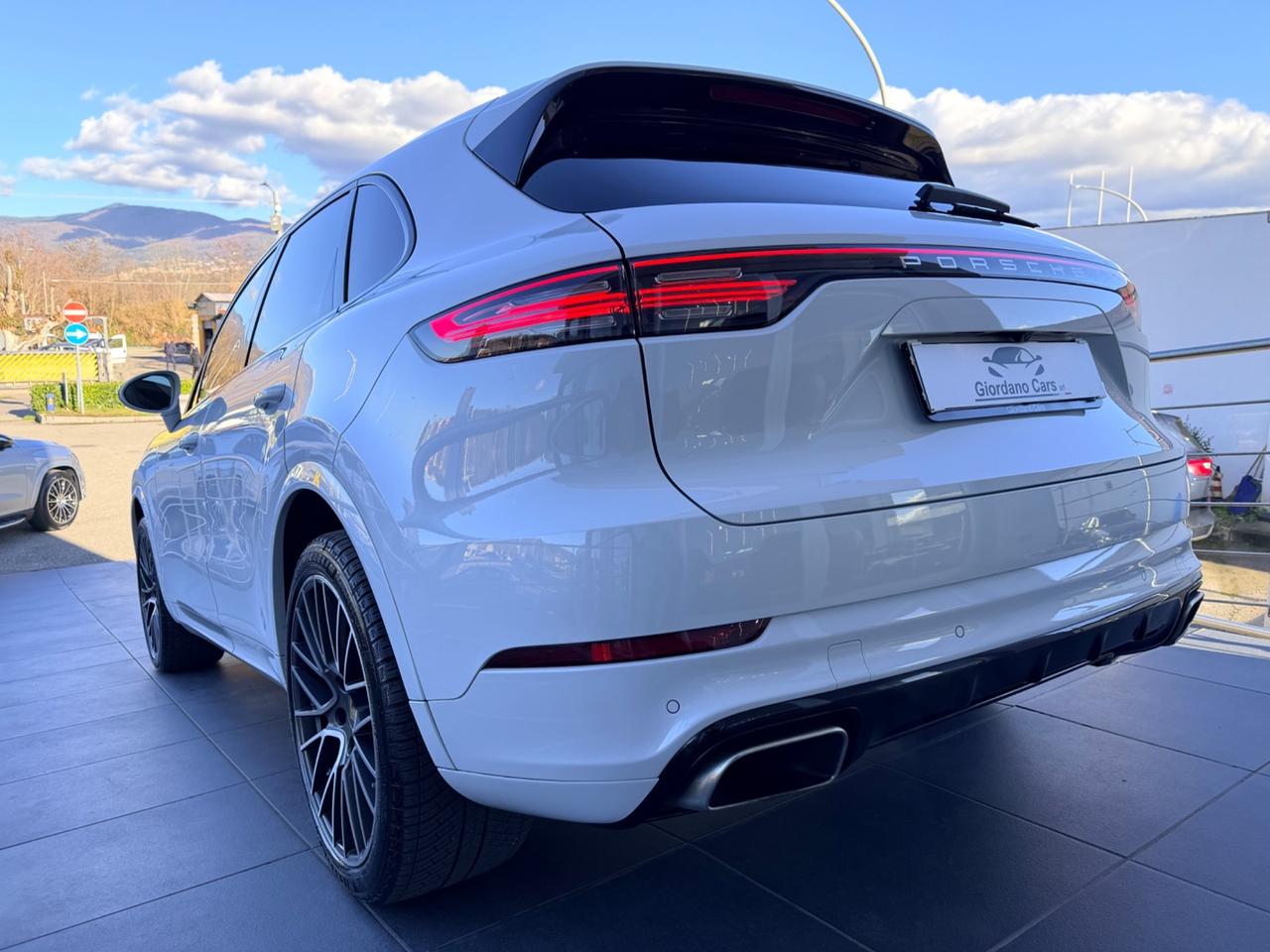 Porsche Cayenne 3.0 V6 white edition tetto apr