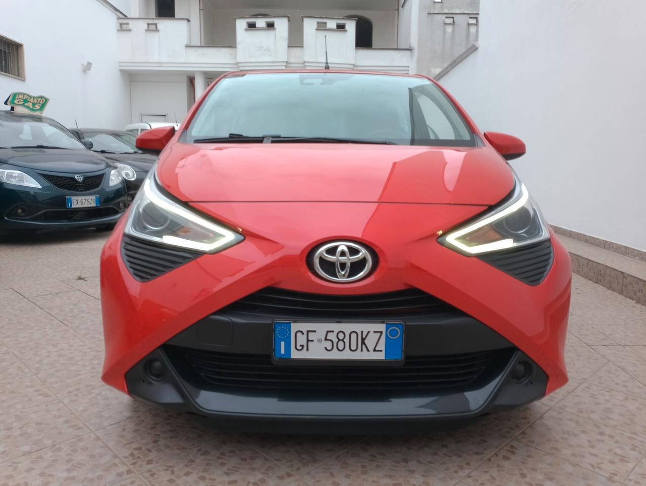 Toyota Aygo Connect 1.0 VVT-i 72 CV 5 porte x-clusiv