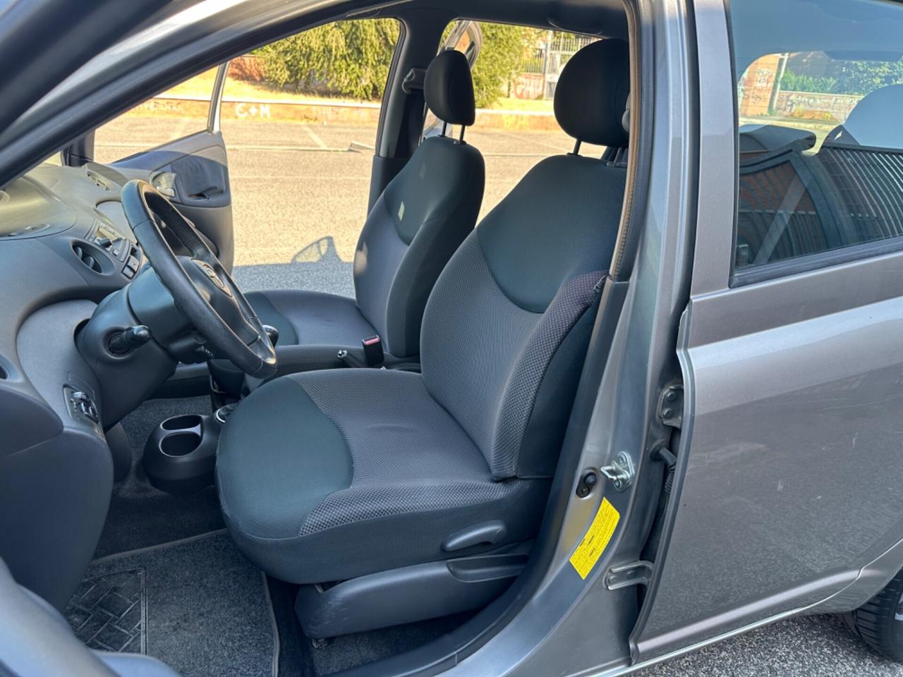 Toyota Yaris 1.0i 5p Sol