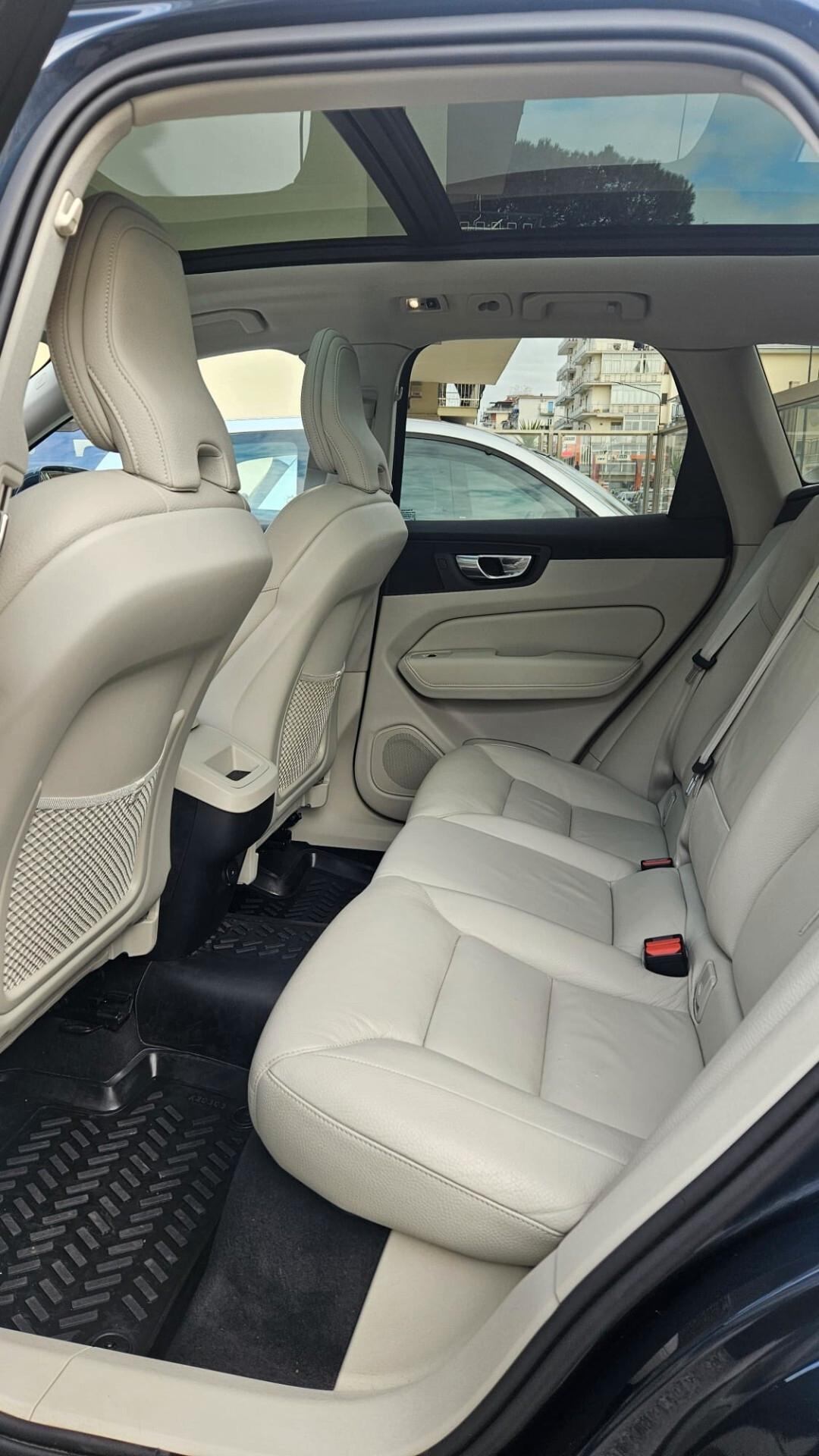 Volvo XC 60 XC60 B5 (d) AWD Geartronic Momentum