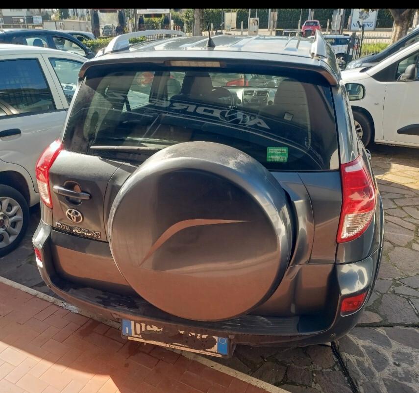 Toyota RAV 4 RAV4 2.2 D-4D 136 CV Luxury gancio traino