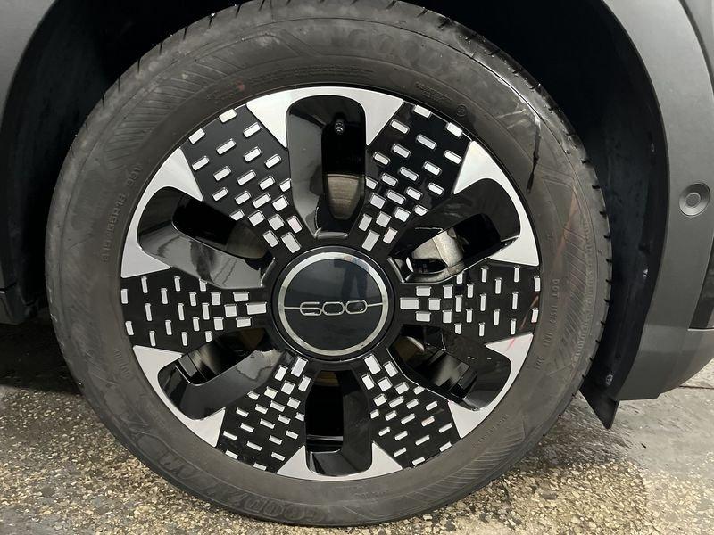 FIAT 600 600 Hybrid 100 CV DCT MHEV La Prima DA 249.00 MENSILE