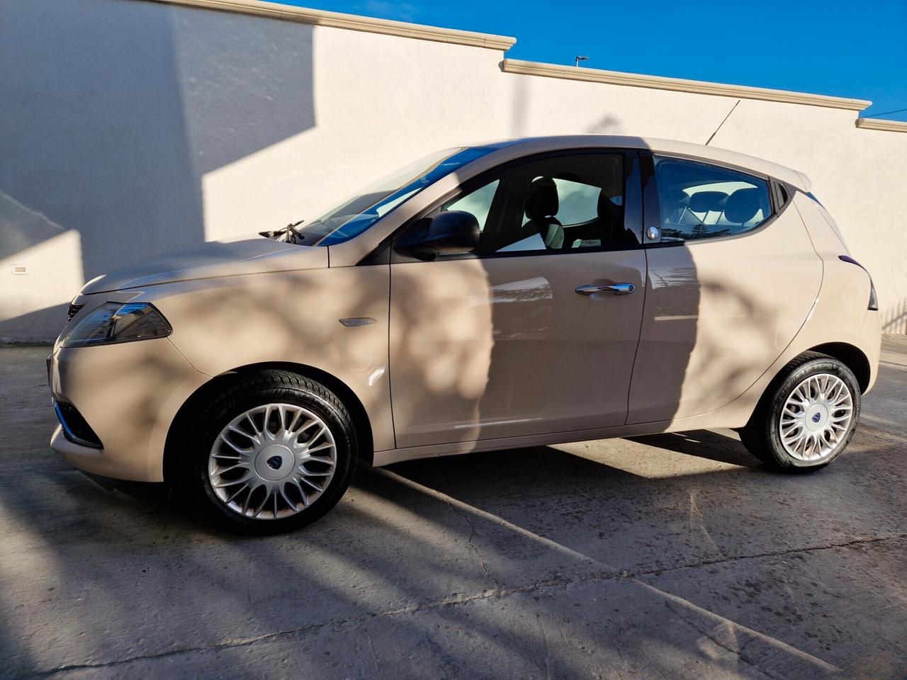 Lancia Ypsilon 1.2 69 CV 5 porte GPL Ecochic Silver