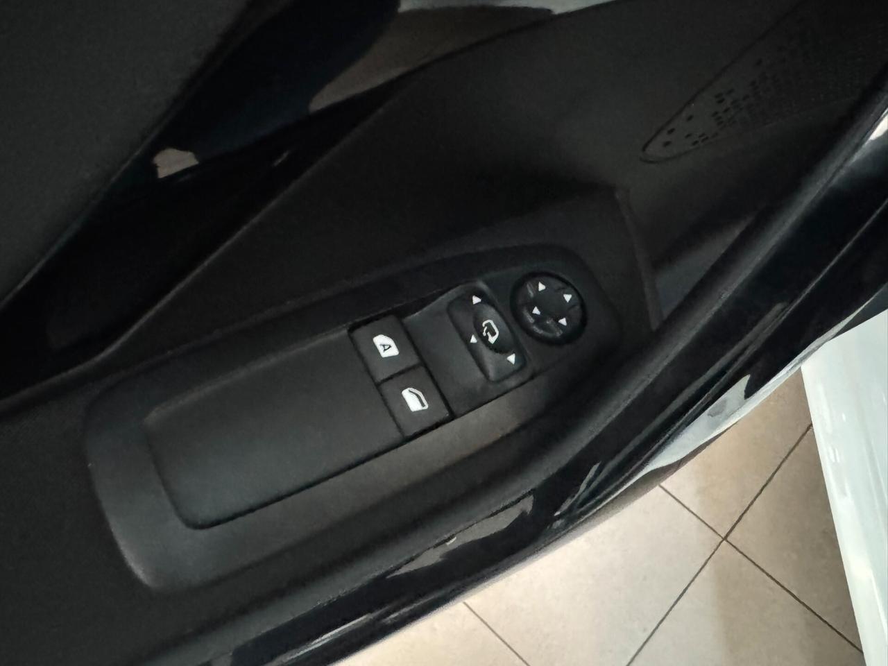 Peugeot 208 PureTech 82 Stop&Start 5 porte Allure - EDIZIONE LIMITATA: SIGNATURE