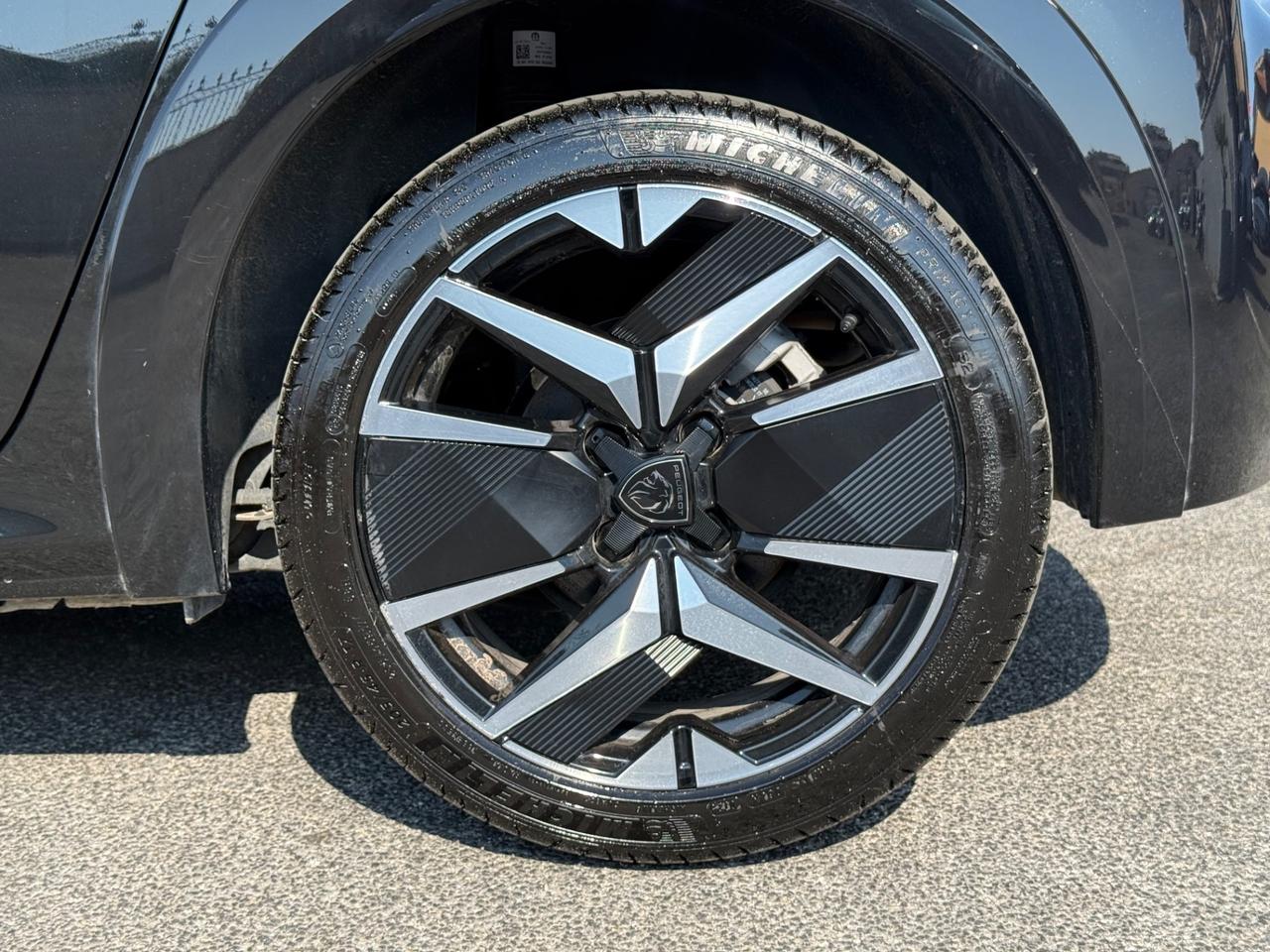 Peugeot 208 Hybrid 145 e-DCS6 GT Nero Perla