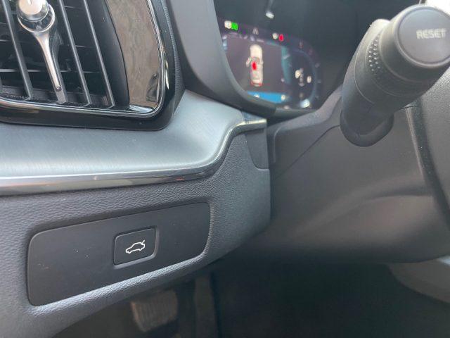 VOLVO XC60 2.0 B4 AWD AUTOMATICA CERCHI DA 19" FARI FULL LED