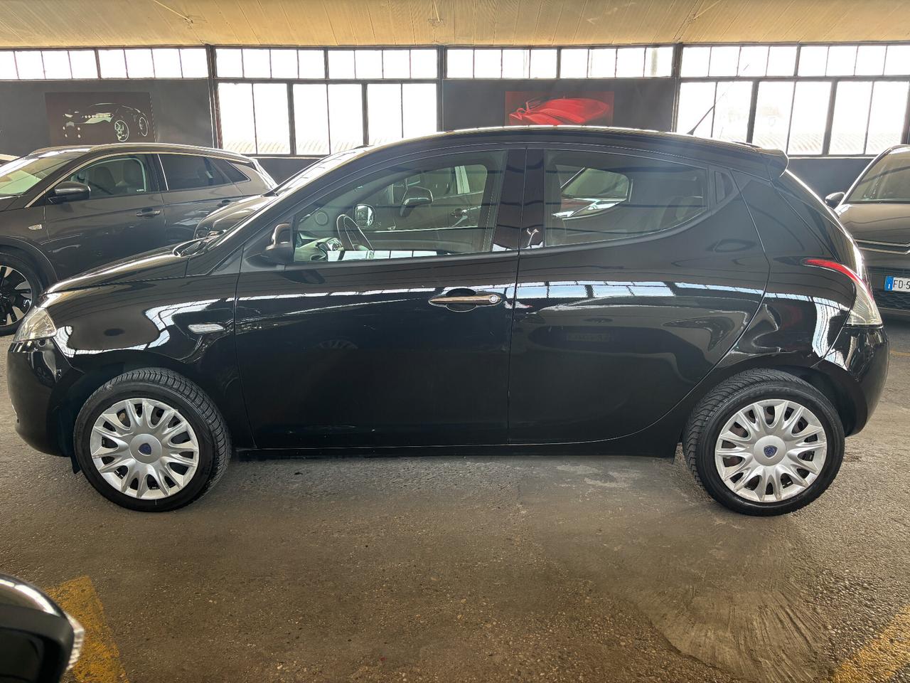 Lancia Ypsilon 1.2 69CV 5 porte S&S Platinum NEOPATENTATO