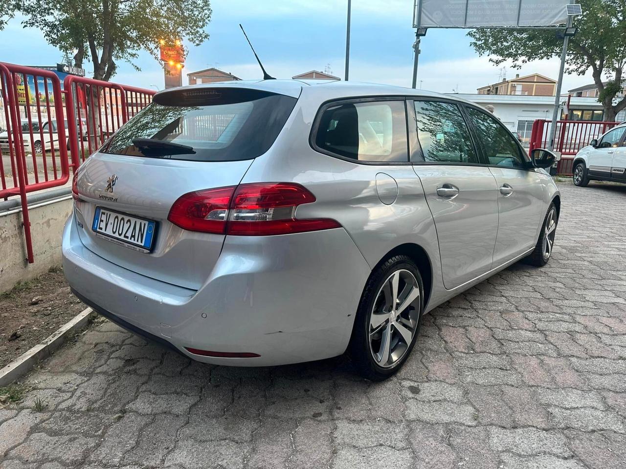 Peugeot 308 BlueHDi 120 S&S EAT6 SW Allure