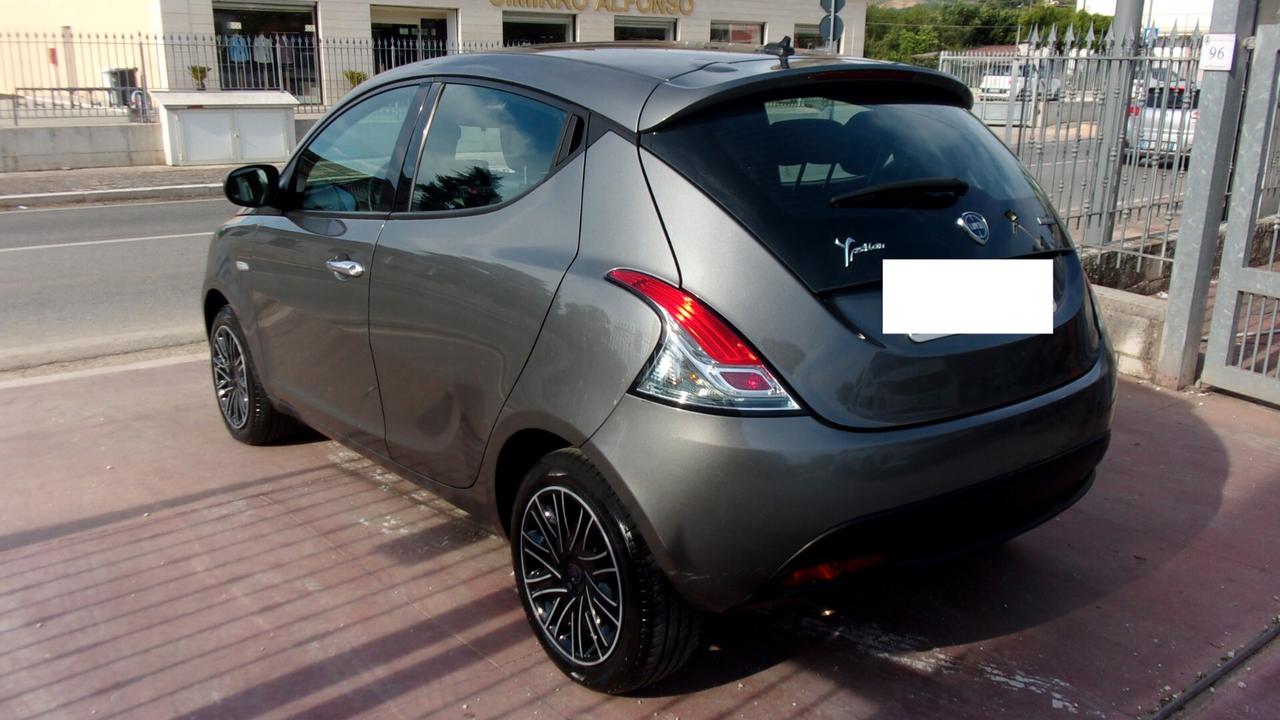 Lancia Ypsilon 1.0 FireFly 5 porte S&S Hybrid Ecochic Gold
