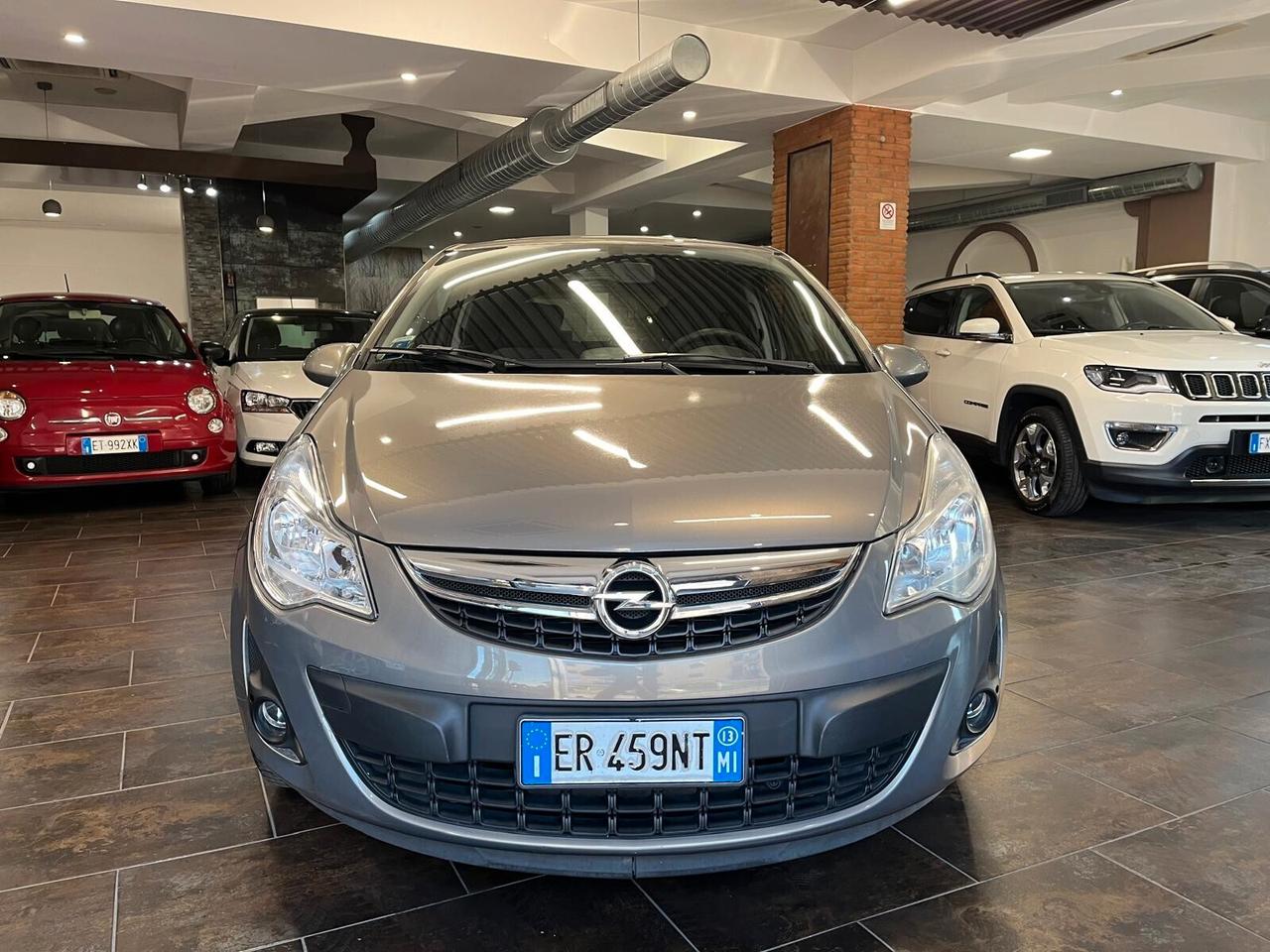 Opel Corsa 1.2 3 porte b-color