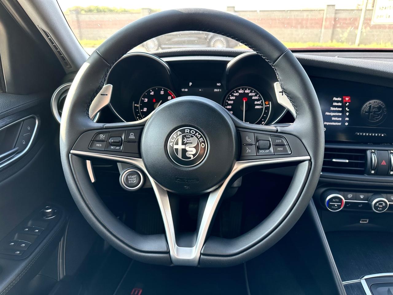 Alfa Romeo Giulia 2.0 Turbo 200 CV AT8 dettagli in Carbonio