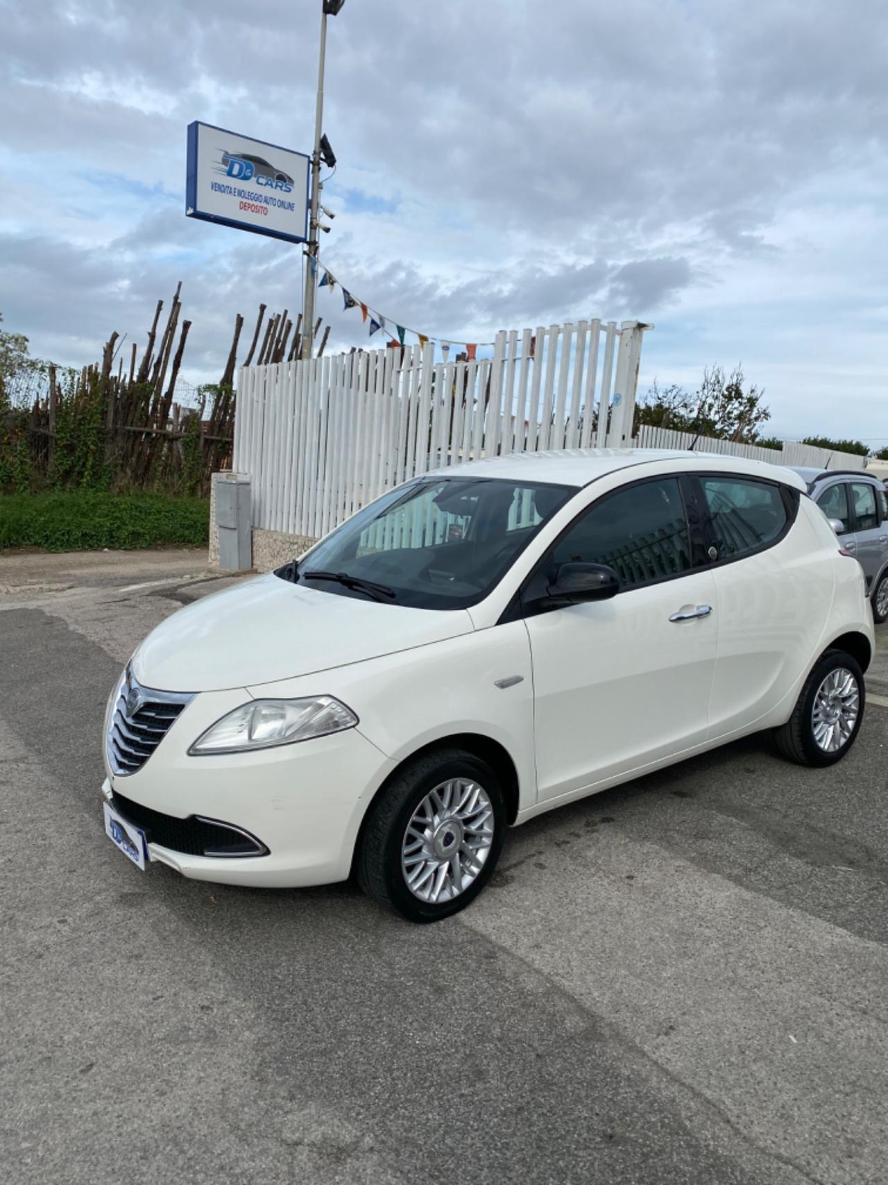 Lancia Ypsilon 0.9 TwinAir 85 CV 5 porte Metano Ecochic Silver