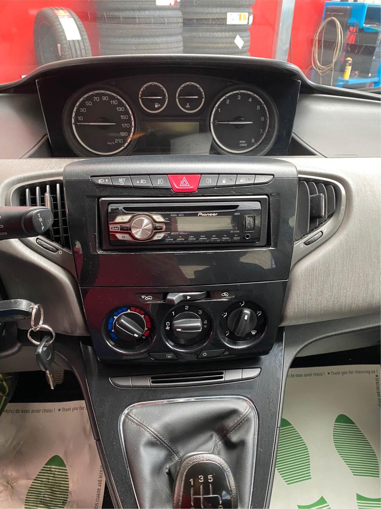 Lancia Ypsilon 1.2 69 CV 5 porte GPL Ecochic Silver