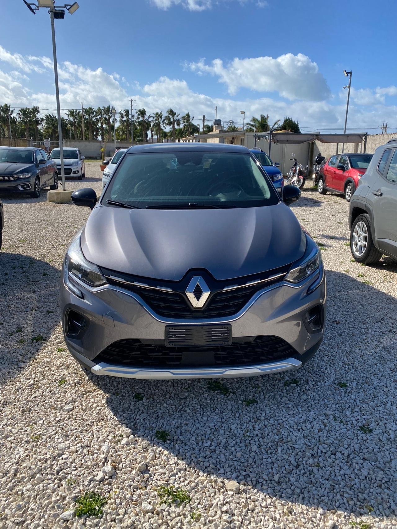 Renault Captur TCe 90 CV Techno compresa di passaggio