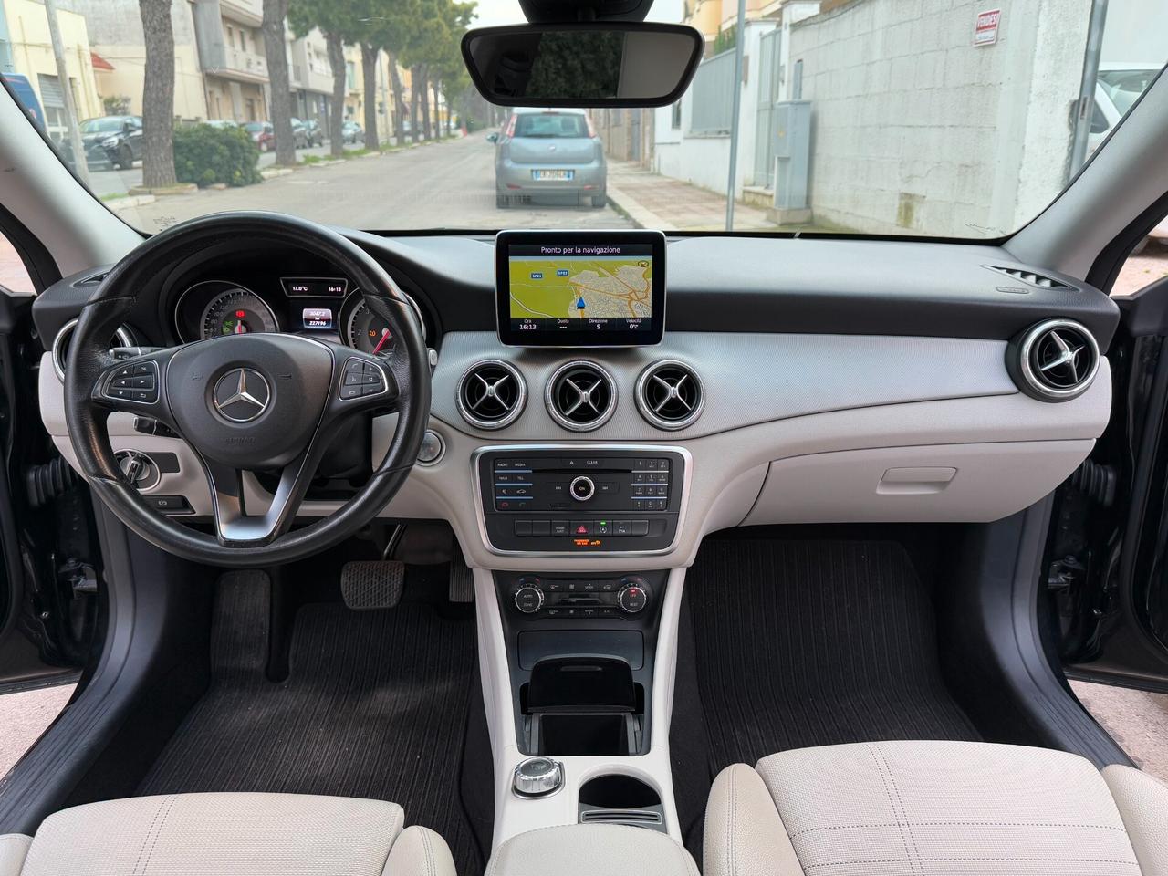 Mercedes CLA 220 d Autom NAVI CAMERA HARMAN/KARDON