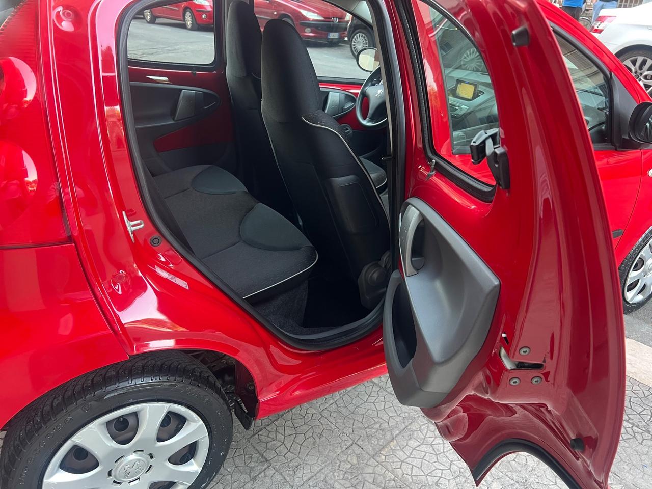 Peugeot 107 1.0 68CV 5p. Sweet Years automatica