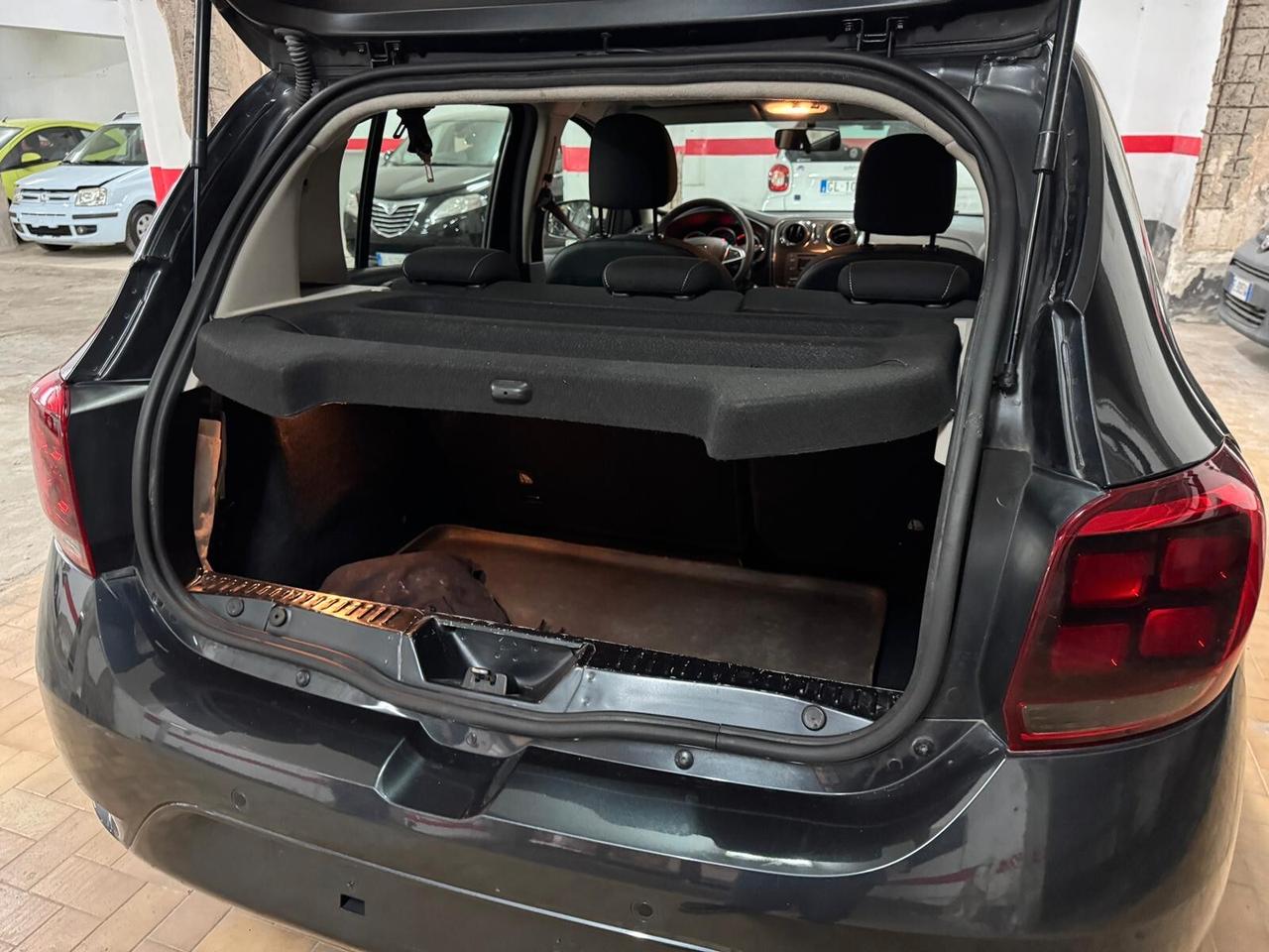 Dacia Sandero 1.0 Laureate NEOPATENTATI – Km Certificati – Garanzia 12 Mesi