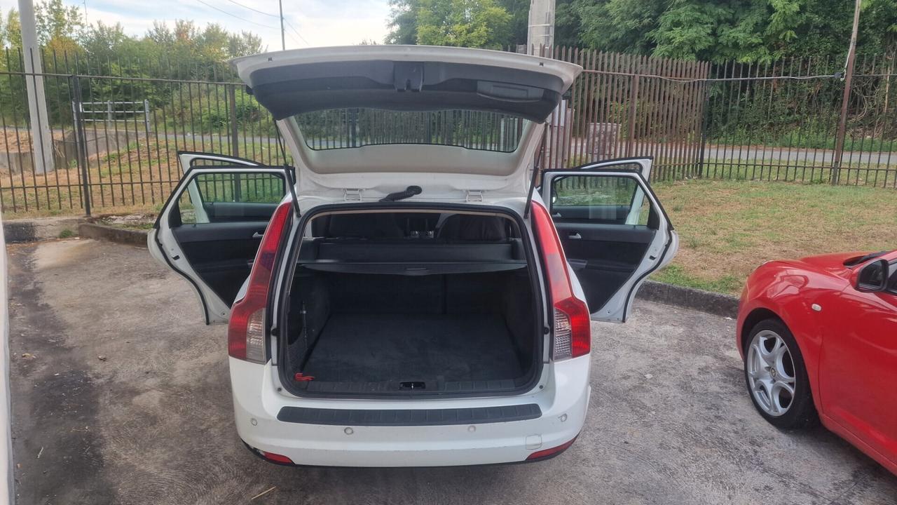 Volvo V50 1.6 D DRIVE cat R-Design "130.000 Km"