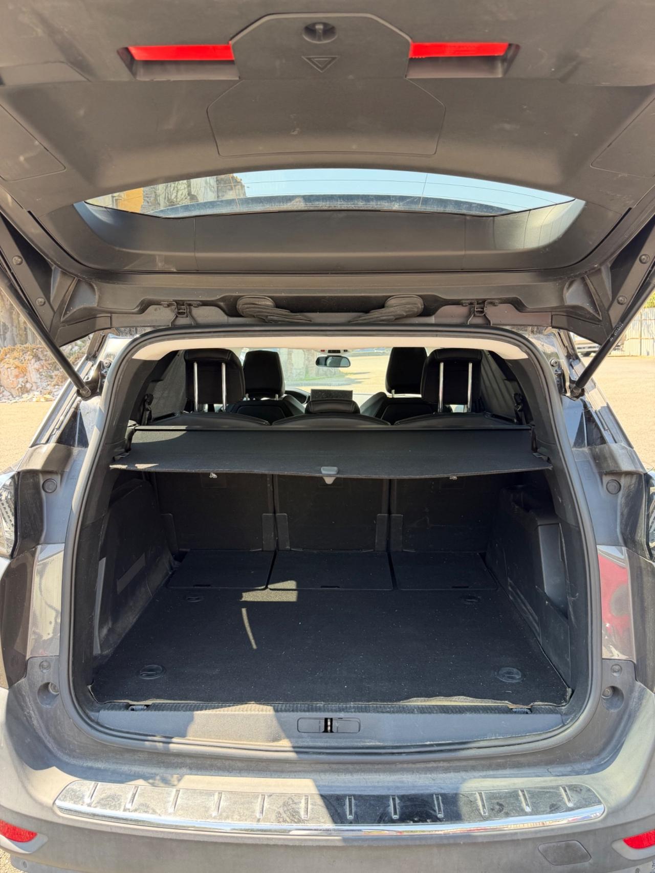 Peugeot 5008 Allure 1.5 Diesel SINISTRATA