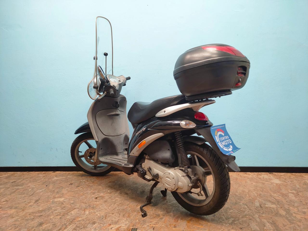 Piaggio Liberty 50 4T - con parabrezza alto e bauletto