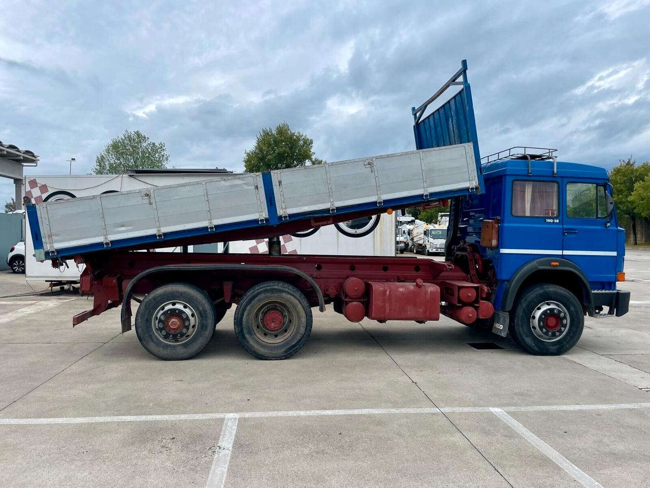 IVECO 190-38 RIBALTABILE TRILATERALE