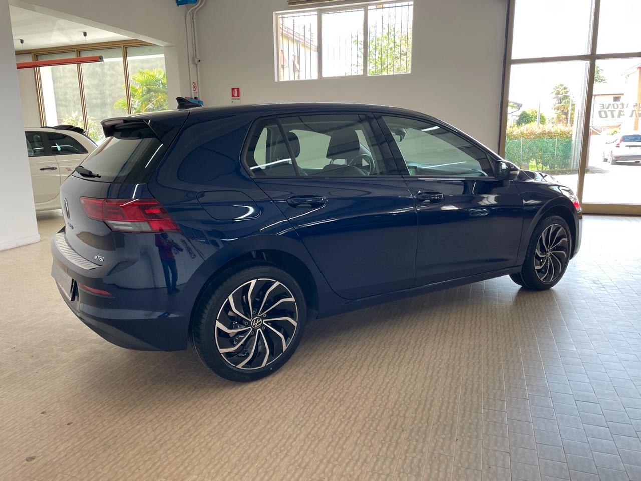 Volkswagen Golf 1.0 eTSI EVO DSG Life Cerchi17 Luci ambient