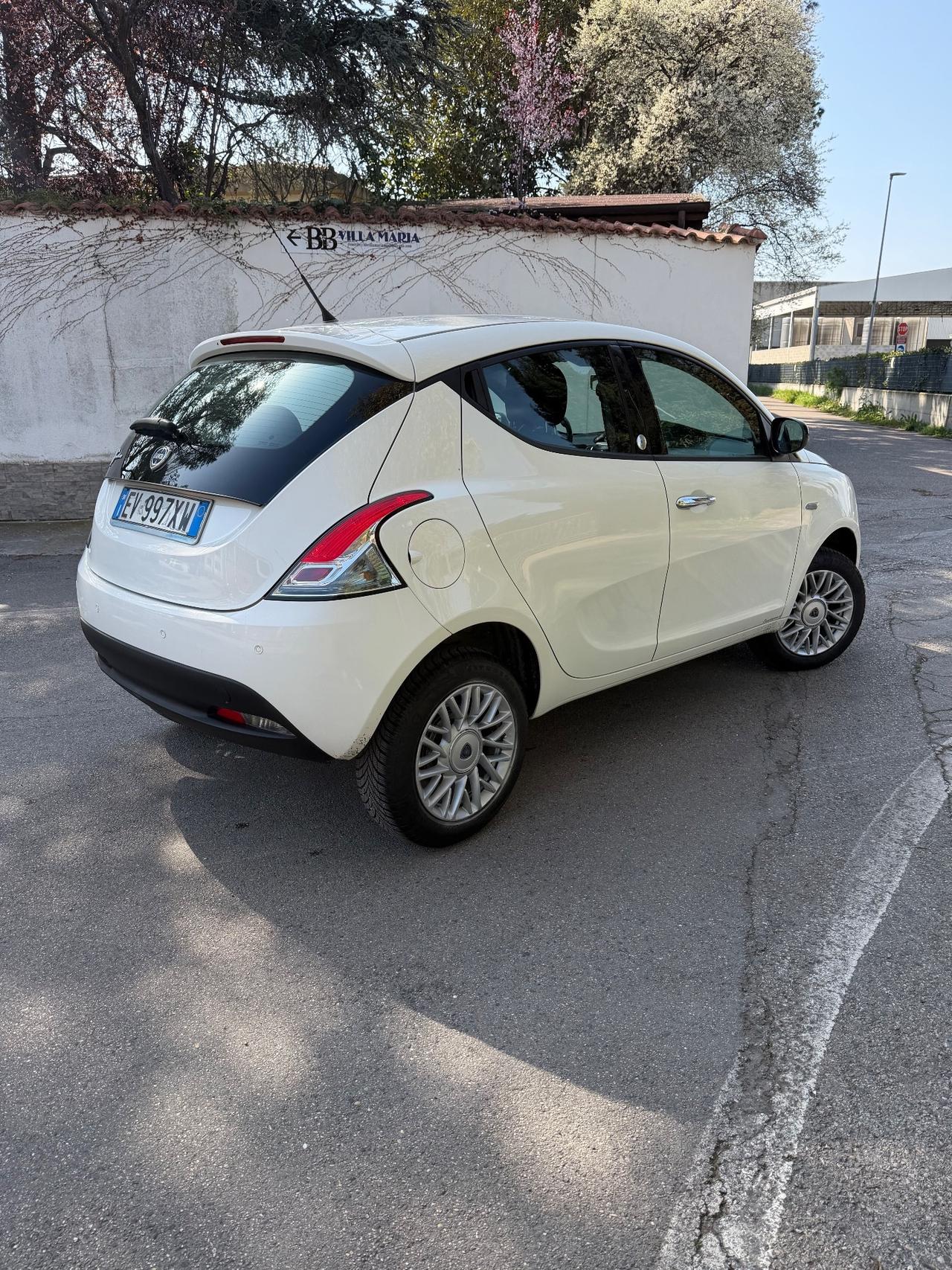 Lancia Ypsilon 0.9 TwinAir 85 CV 5 porte Metano Ecochic Silver