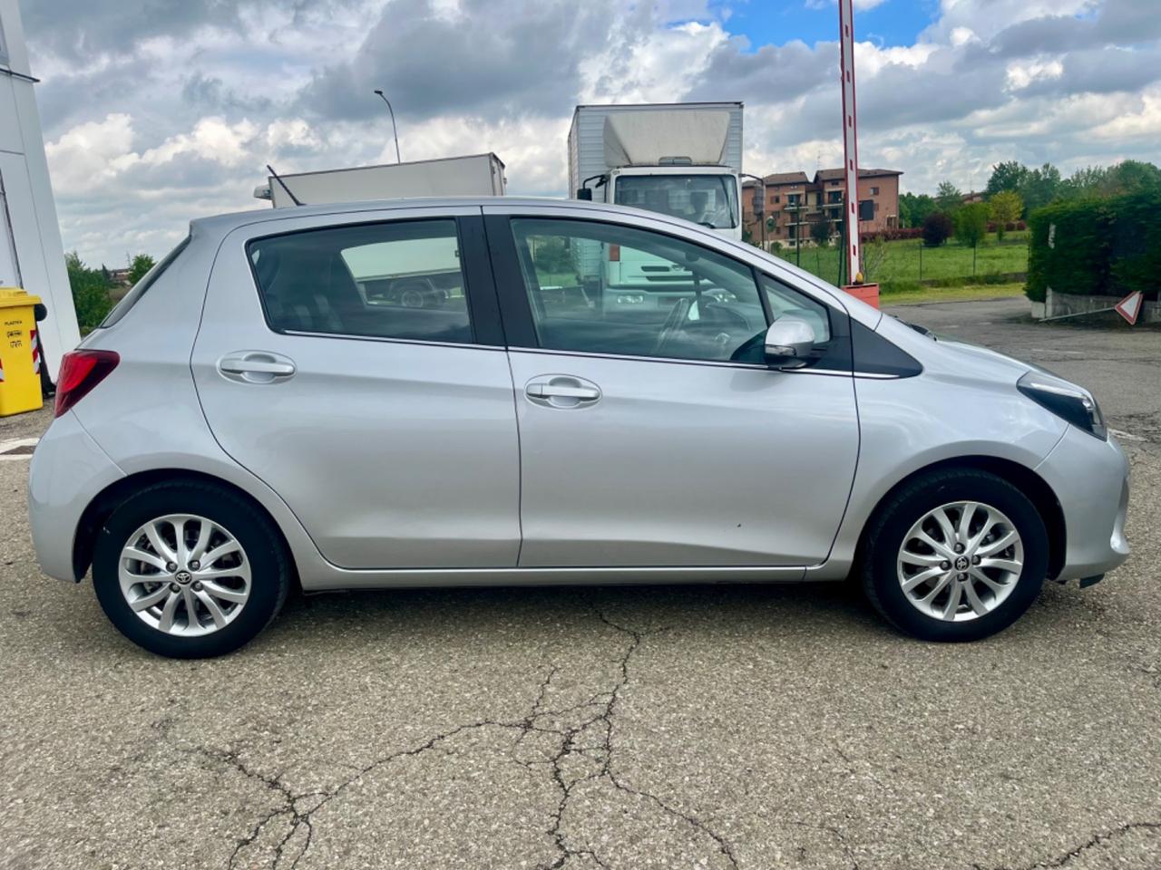 Toyota Yaris 1.3benz 2015 90.000km perfetta per neopatentati