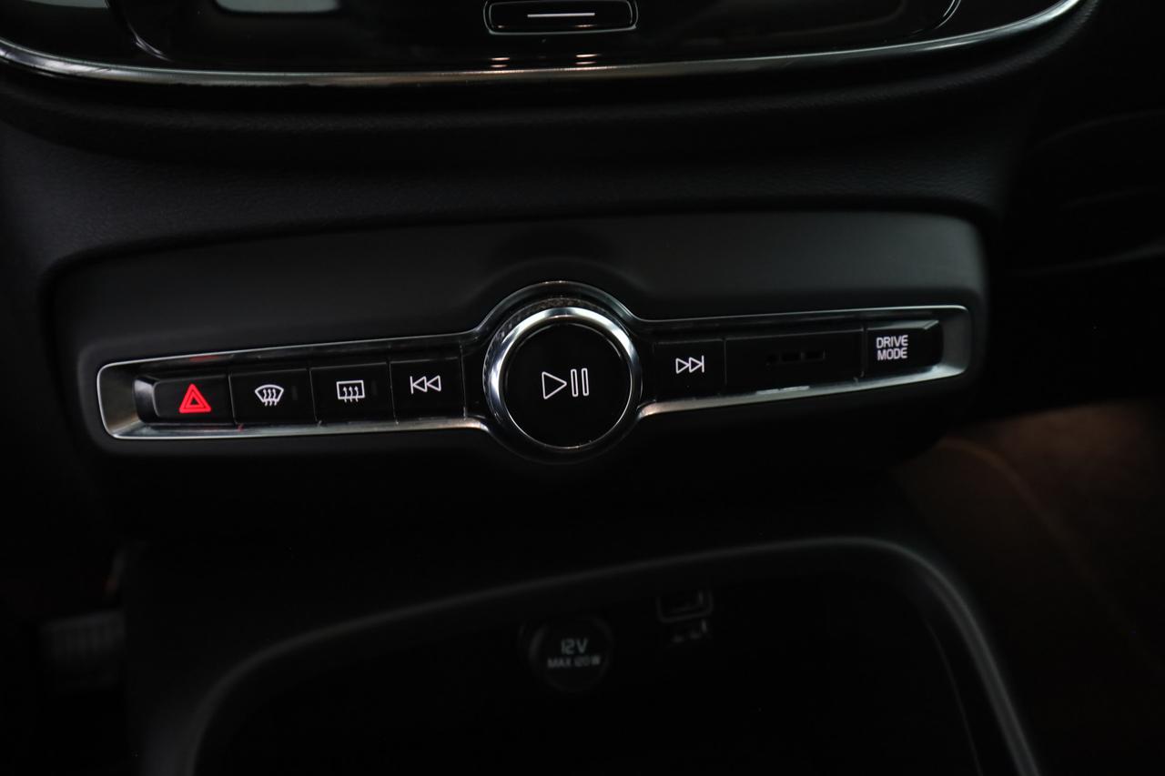 VOLVO XC40 (2017--->) XC40 D4 AWD Geartronic Business Plus/Momentum Pro