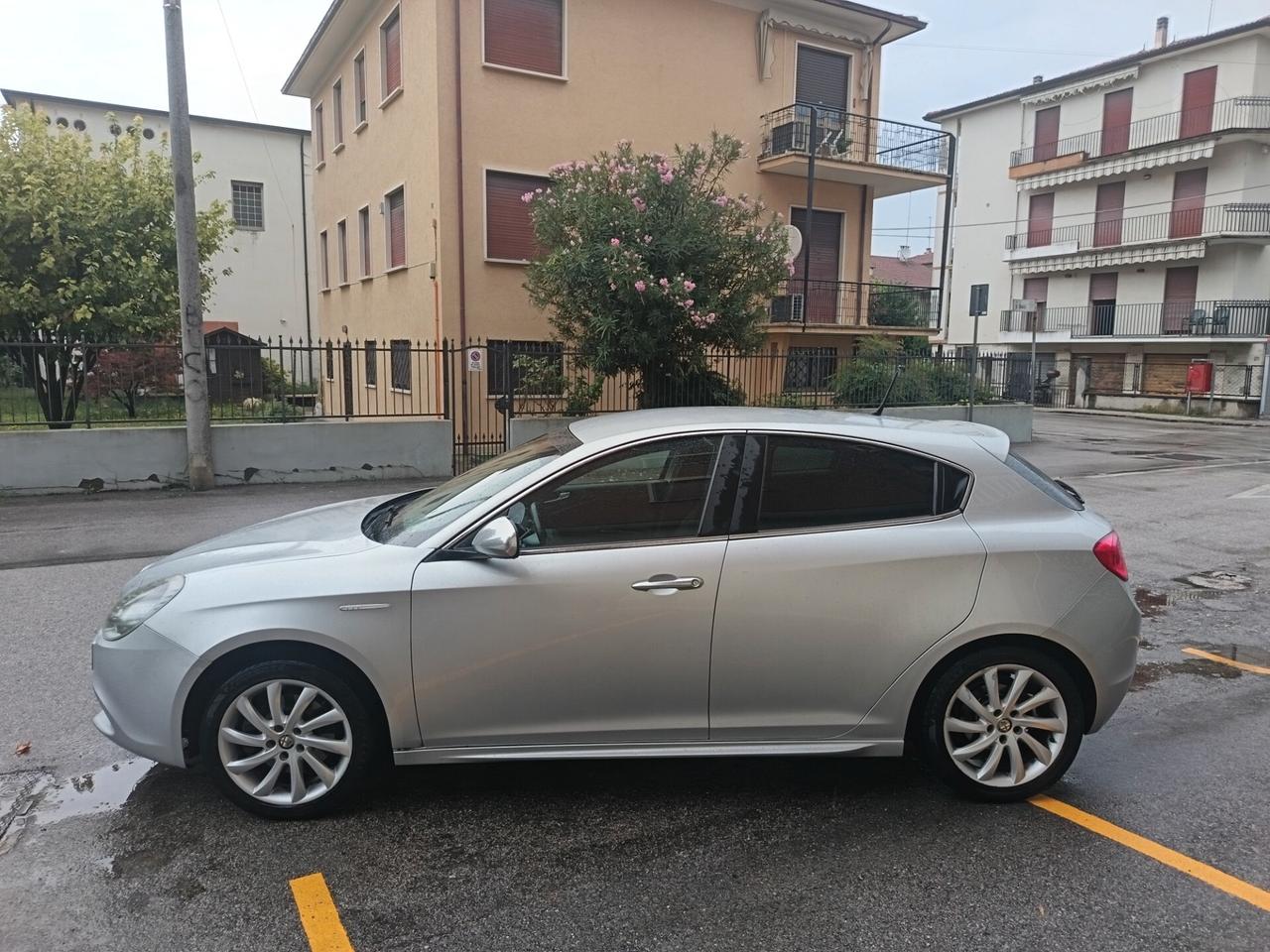 Alfa Giulietta 2.0 JTDm-2 140 CV Distinctive ok neo patente
