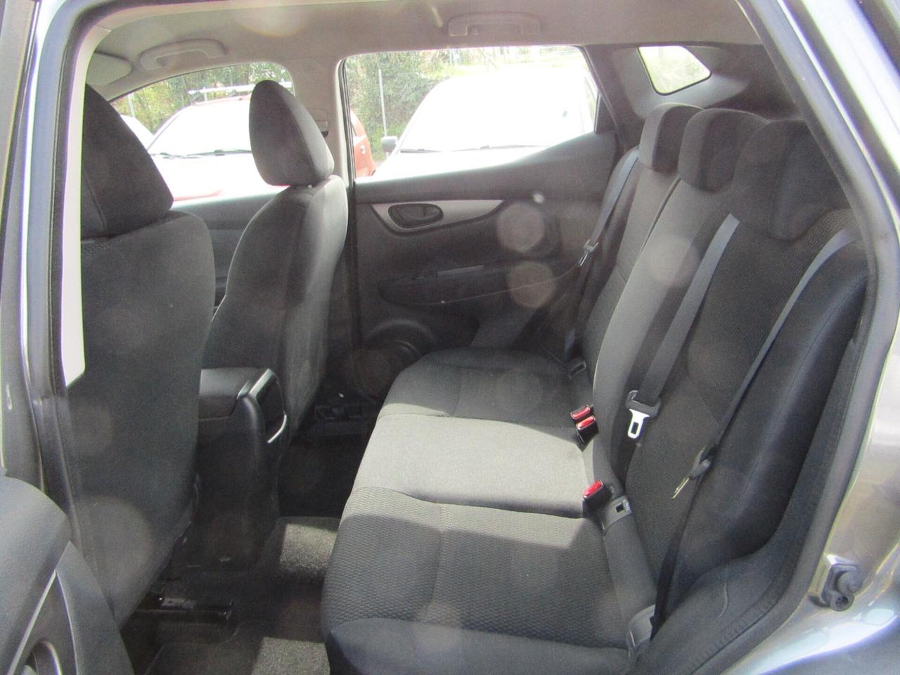 Nissan Qashqai 1.2 DIG-T Visia pochi km