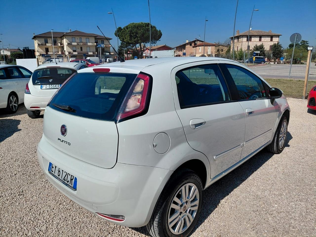 FIAT PUNTO ANNO 2015 BZ METANO ADATTA NEOPATENTATI KM 213 MILA