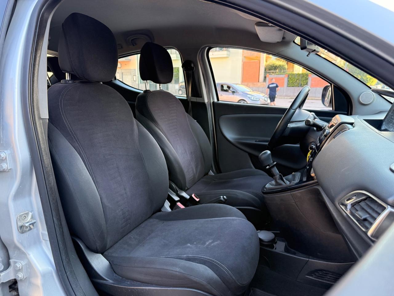 New Lancia Ypsilon 1.2benz 5portGPL Gold Full Perfett
