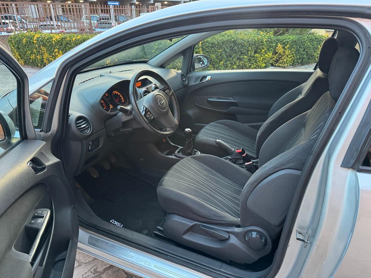 Opel Corsa 1.2 3 porte Club