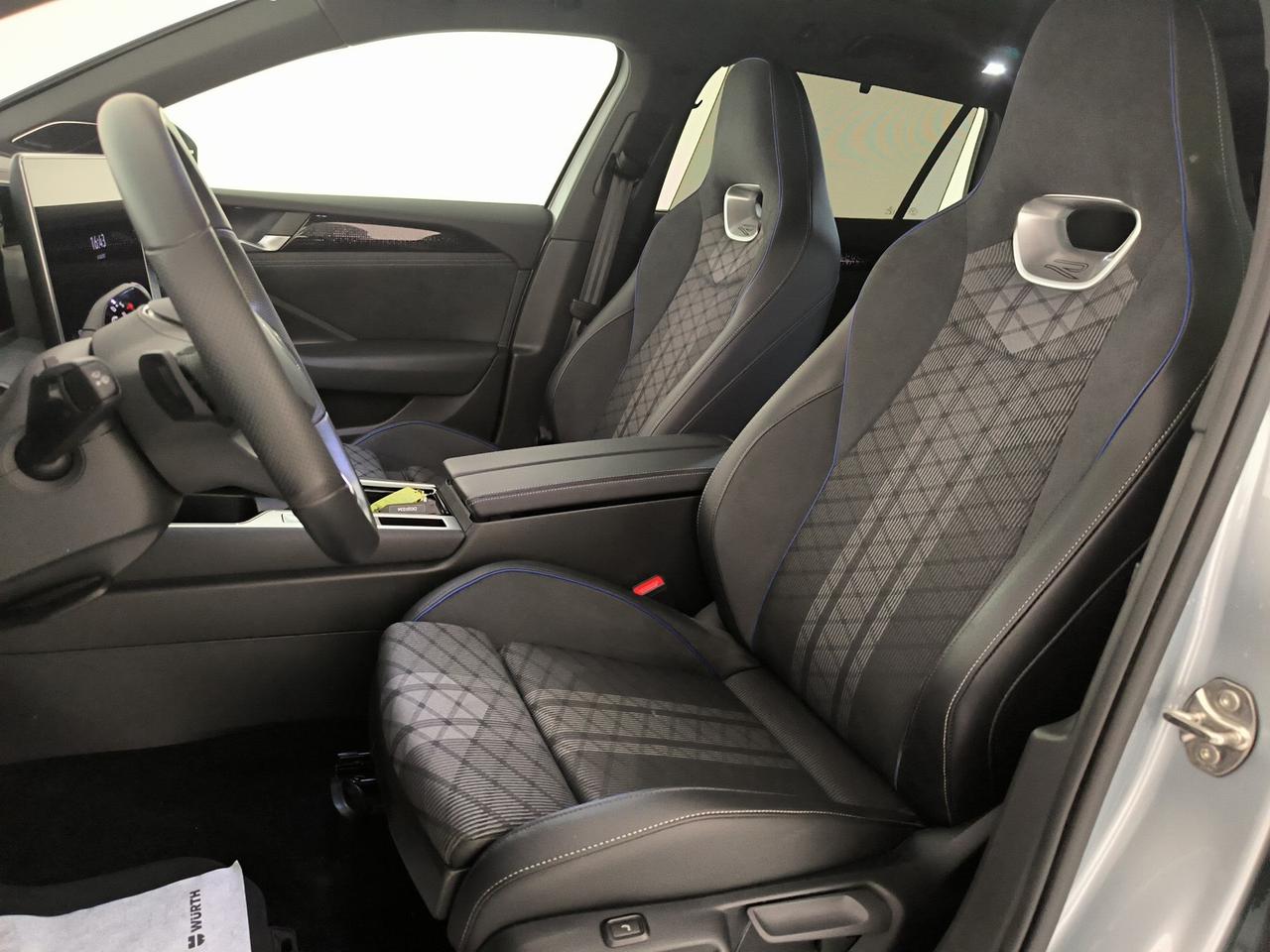 Volkswagen Passat 2.0 tdi scr r-line plus 150cv dsg