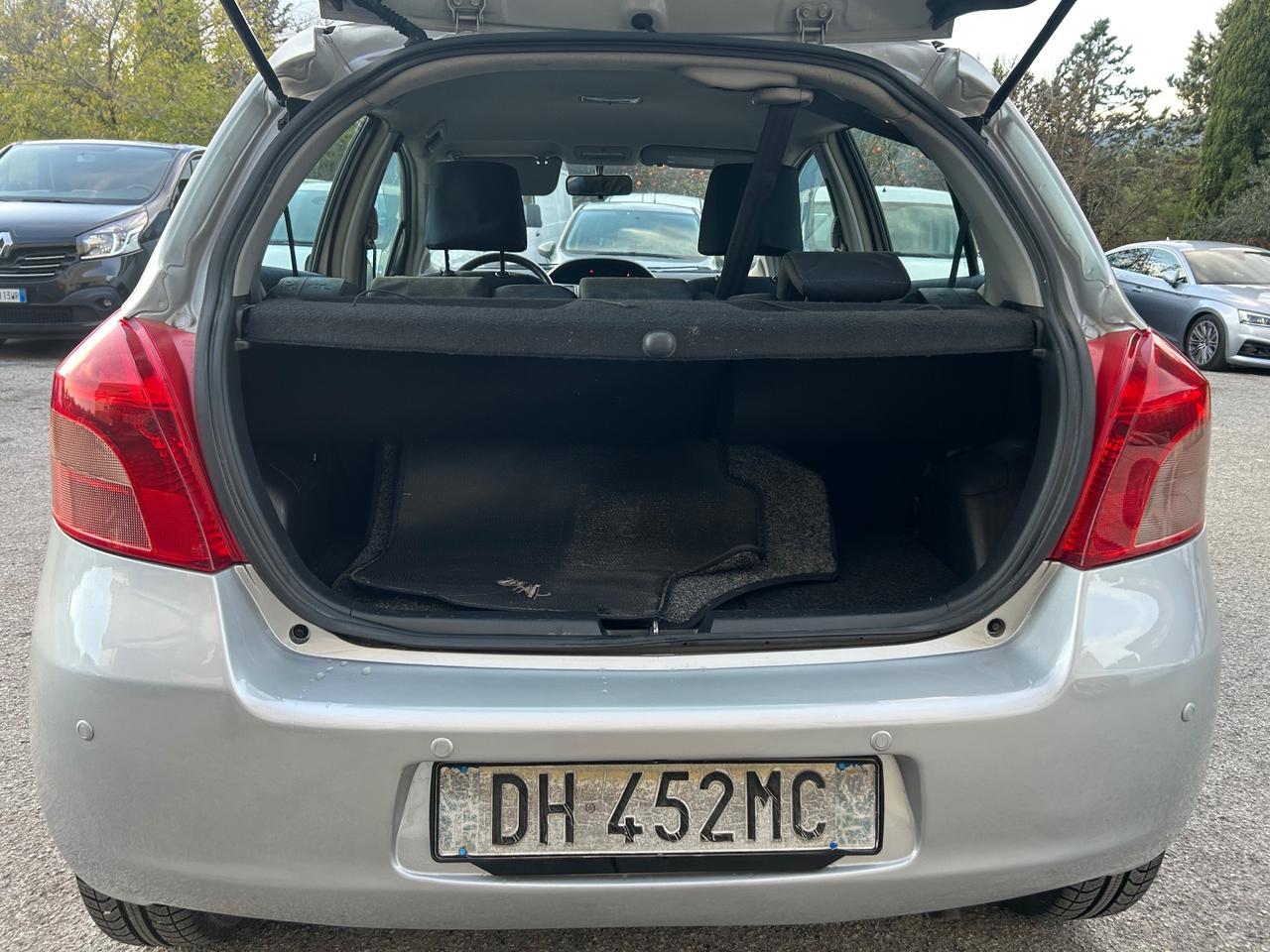 Toyota Yaris 1.3 5 porte cambio automatico 120000km