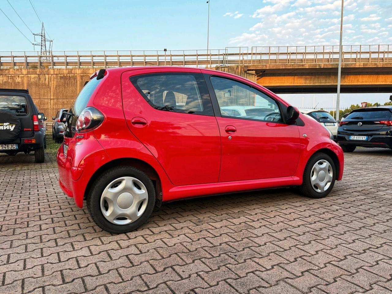 Toyota Aygo 1.0 12V VVT-i 5 porte AUTOMATICA NAVIGA OK NEOPATENTATI