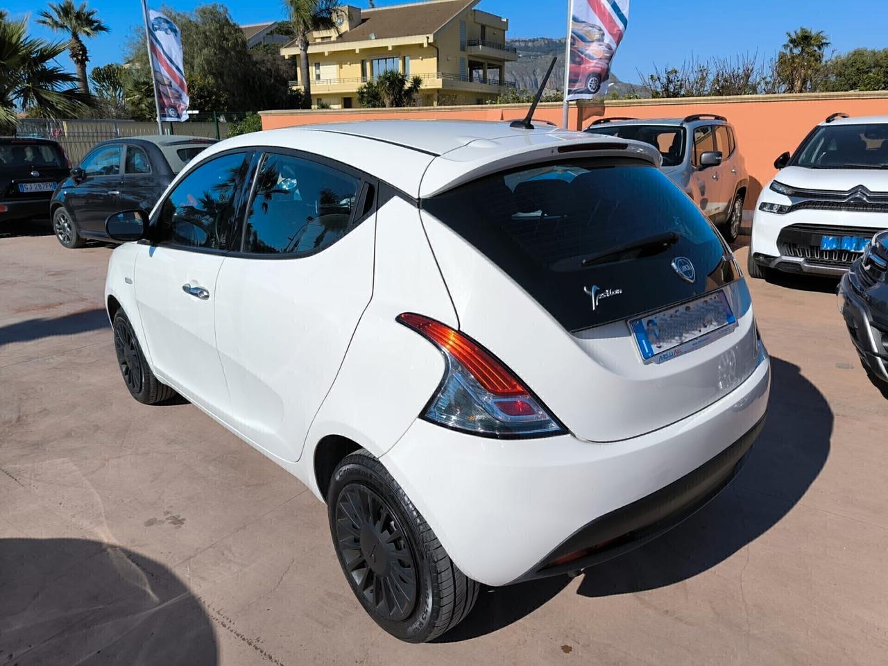 Lancia Ypsilon 1.0 FireFly 5 porte S&S Hybrid Ecochic Silver