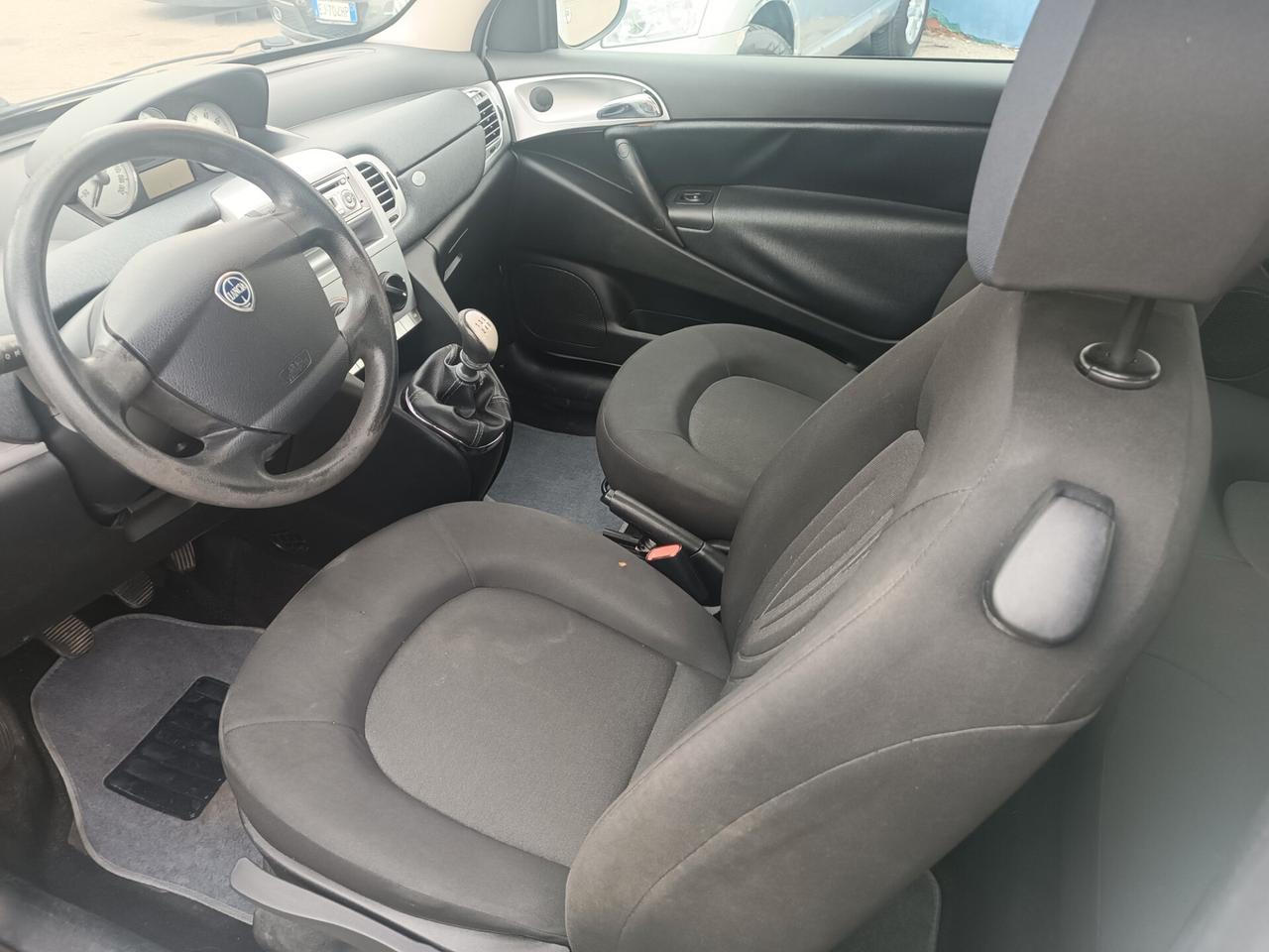 Lancia Ypsilon 1.2 69 CV Unyca