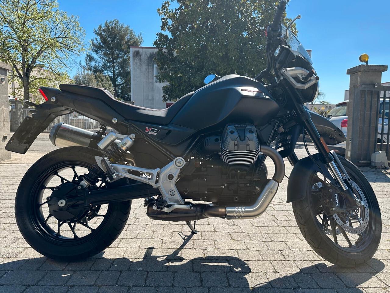 Moto Guzzi V 85 STRADA