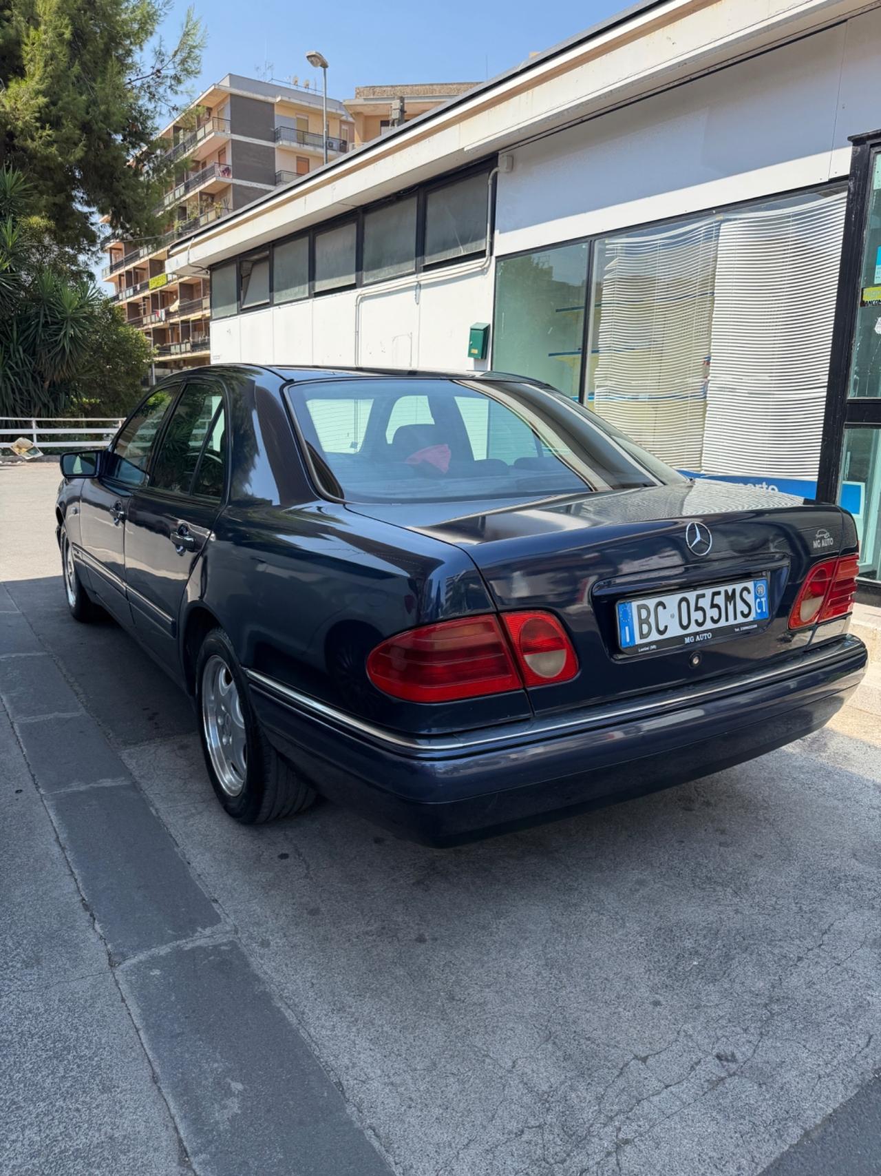 Mercedes-benz E 250 turbodiesel cat Elegance