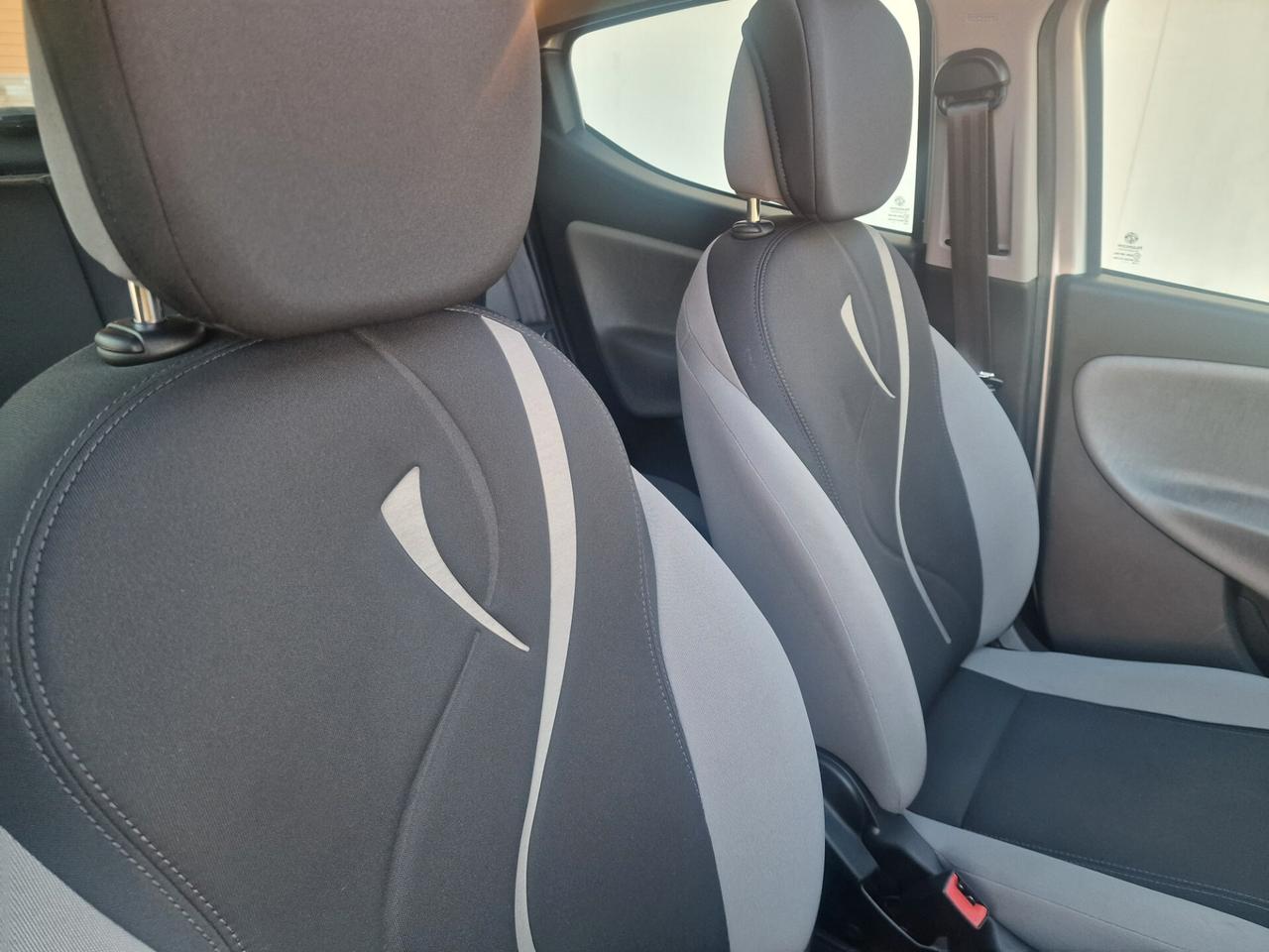 Lancia Ypsilon 1.2 benzina 70cv Tetto panoramico