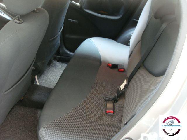 TOYOTA - Yaris - 16V 5 porte Sol