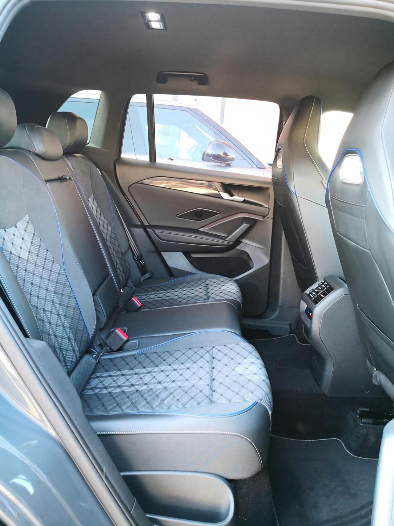 Volkswagen Tiguan 2.0 TDI 150 CV DSG R-Line ***TELECAMERA***SEDILI MASSAGGIANTI***