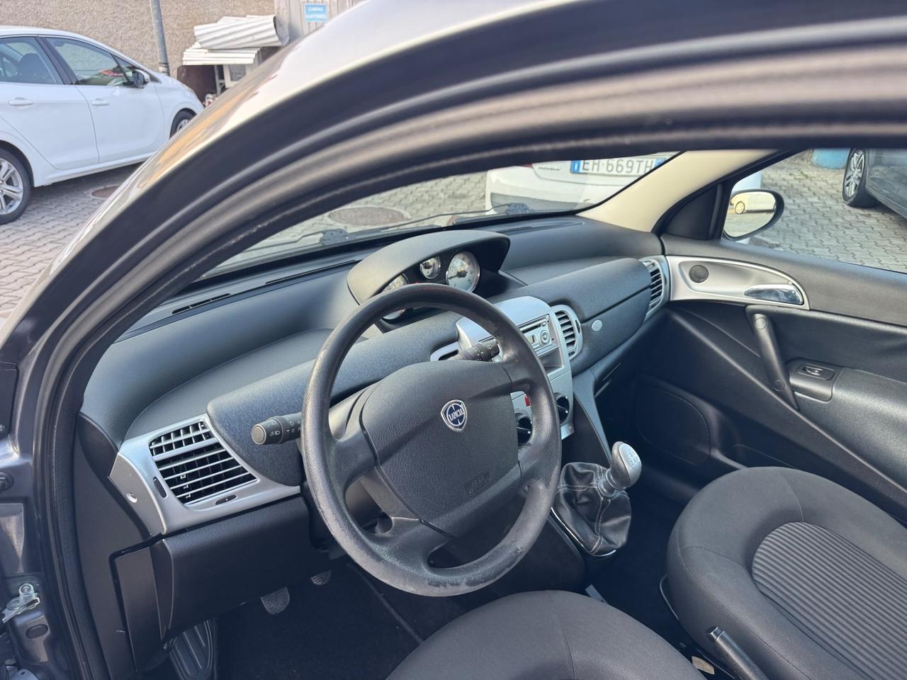 Lancia Ypsilon 1.2 benzina neopatentati