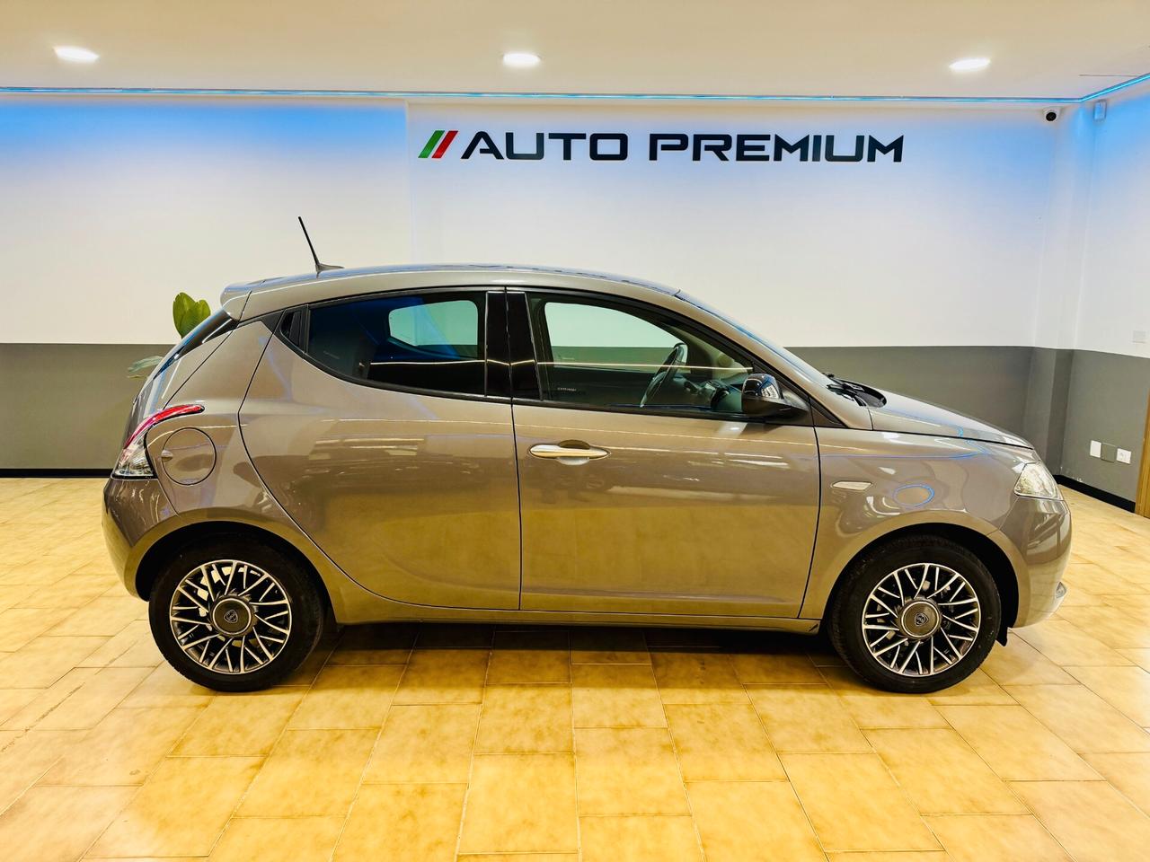 Lancia Ypsilon 1.0 Hybrid Silver / CarPlay S&S