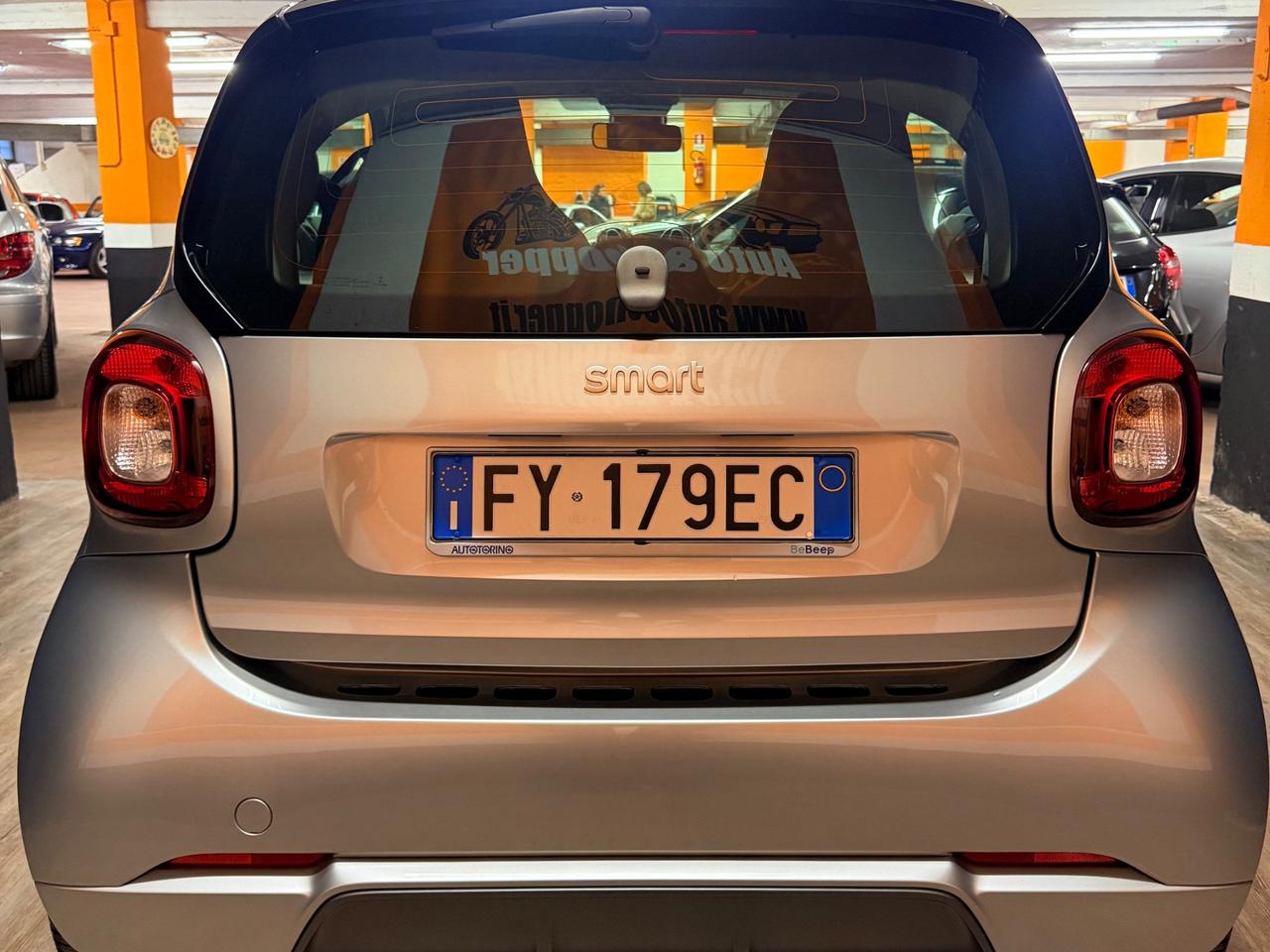 BELLISSIMA SMART FORTWO ADATTA A NEOPATENTATI CON TETTO PANORAMICO CON SOLI 69.625 KM