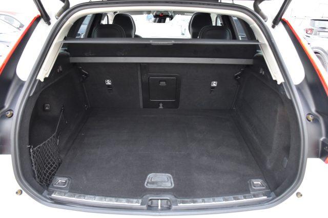 VOLVO XC60 D4 AWD Momentum *TETTUCCIO, PELLE*