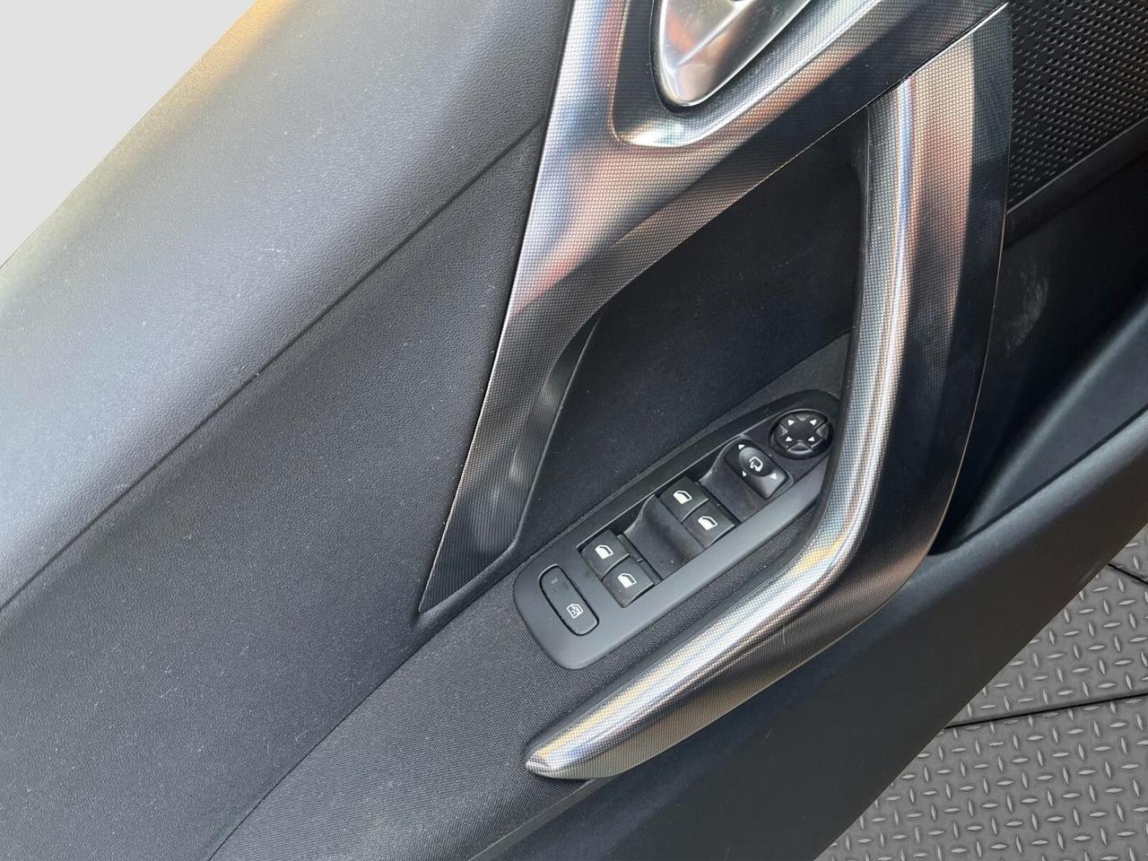 Peugeot 2008 1.6 BlueHDi 120 S&S Allure 2017