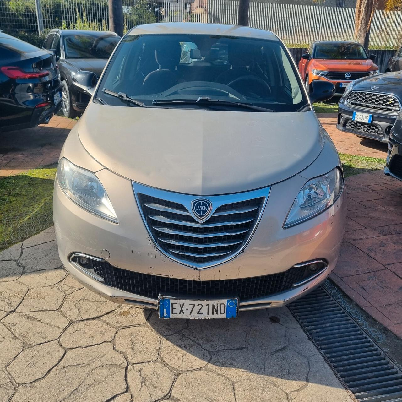 Lancia Ypsilon 0.9 TwinAir 85 CV 5 porte Metano Ecochic Silver